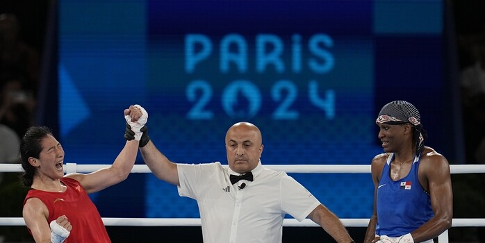 太阳报：英乙球迷在看台上发病，直升机降落在球场里进行急救