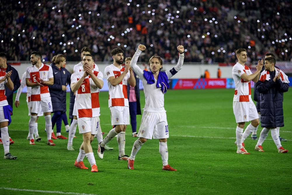 足球中超球队进入封闭训练，外界高度关注